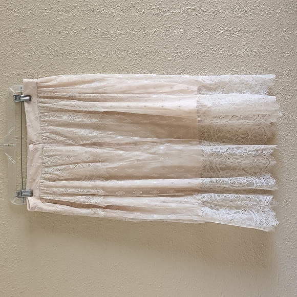 𝅺H&M Lace Midi Skirt - Picture 3 of 5